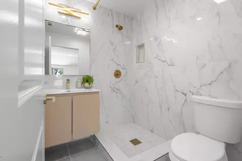 Bath - 2271 Hemlock Ave, Concord, CA 94520 photo 2 of 6