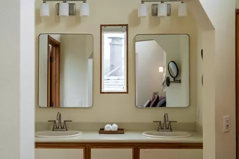Bath - 131 Seacliff Dr, Aptos, CA 95003 photo 2 of 5