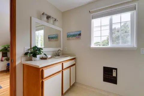Bath - 131 Seacliff Dr, Aptos, CA 95003 photo 4 of 5