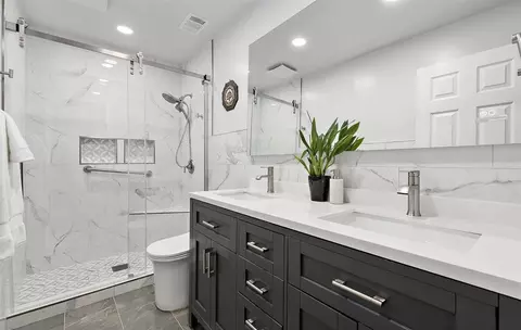 Bath - 1 Comstock Queen Ct, Mountain View, CA 94043 photo 1 of 1