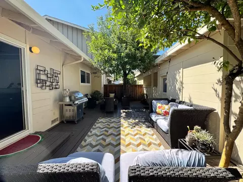 Exterior - 1 Comstock Queen Ct, Mountain View, CA 94043 photo 2 of 5