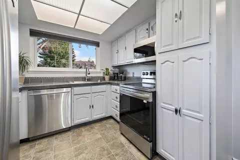 Kitchen - 1 Comstock Queen Ct, Mountain View, CA 94043 photo 2 of 2