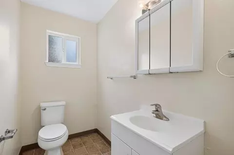 Bath - 447 Soledad St, Salinas, CA 93901 photo 2 of 2