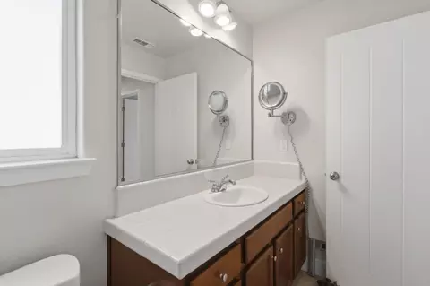 Bath - 637 Rusconi Dr, Soledad, CA 93960 photo 2 of 3
