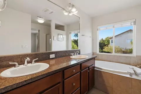 Bath - 637 Rusconi Dr, Soledad, CA 93960 photo 1 of 3