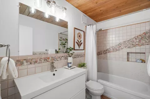 Bath - 715 Quetta Ave E, Sunnyvale, CA 94087 photo 4 of 4