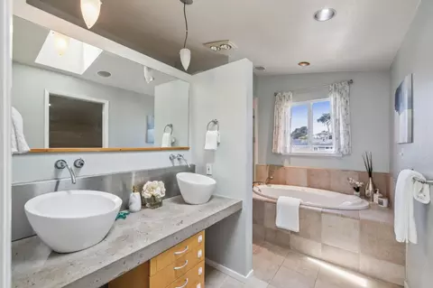 Bath - 909 Etheldore St, Moss Beach, CA 94038 photo 1 of 3
