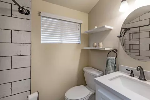 Bath - Undisclosed, Gilroy, CA 95020 photo 1 of 3