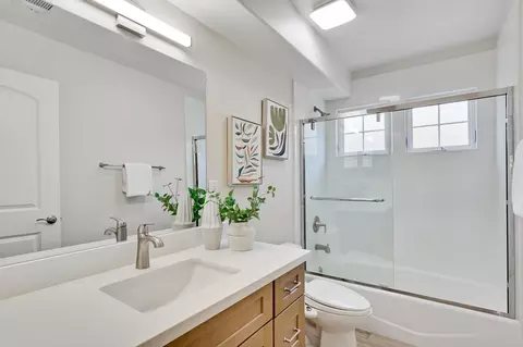 Bath - 274 Skyview Ct, Mountain View, CA 94043 photo 6 of 11