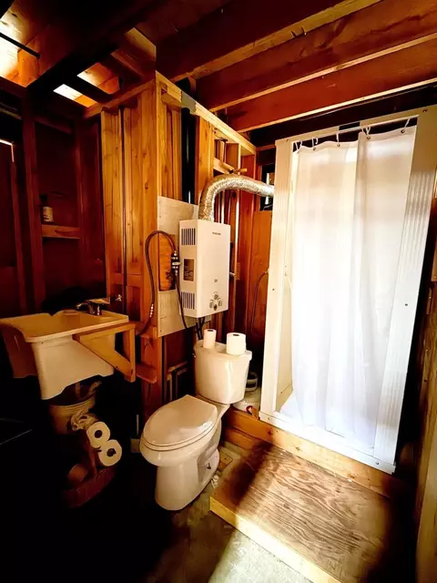 Bath - 87 Lawrence Ave, Watsonville, CA 95076 photo 1 of 1