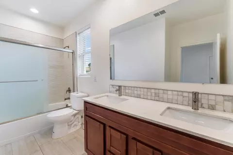 Bath - 445 Cecelio Way, Tracy, CA 95376 photo 4 of 4