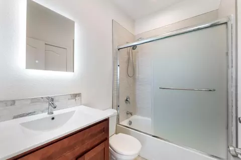 Bath - 445 Cecelio Way, Tracy, CA 95376 photo 1 of 4
