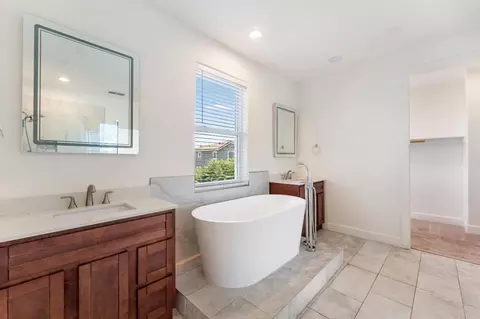 Bath - 445 Cecelio Way, Tracy, CA 95376 photo 2 of 4