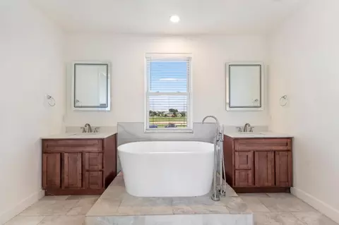 Bath - 445 Cecelio Way, Tracy, CA 95376 photo 3 of 4
