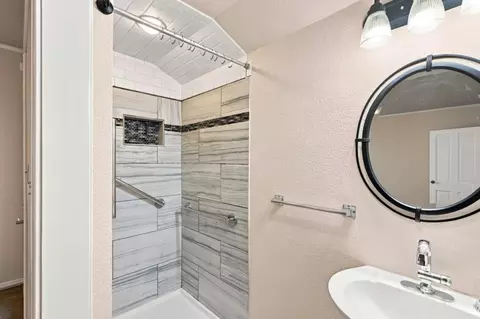 Bath - 301 Lorimer St, Salinas, CA 93901 photo 2 of 2