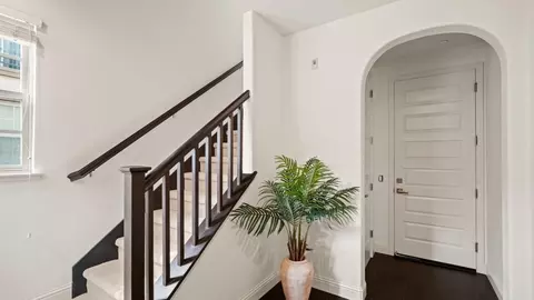 Entry Way - Minaret Ave, Mountain View, CA 94043 photo 2 of 10