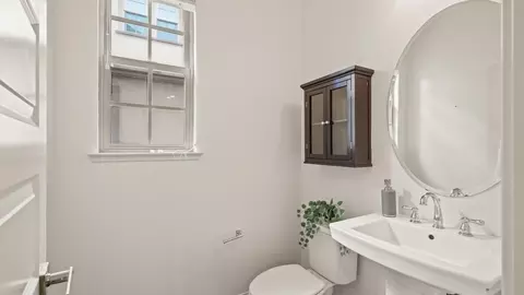 Bath - Minaret Ave, Mountain View, CA 94043 photo 3 of 8