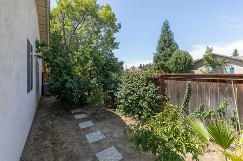Exterior - 2671 Dennis Ave, Clovis, CA 93611 photo 6 of 18