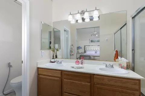 Bath - 2671 Dennis Ave, Clovis, CA 93611 photo 2 of 3