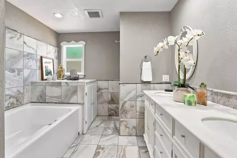 Bath - 1175 Marilyn Ln, Aromas, CA 95004 photo 1 of 3