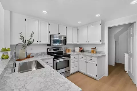 Kitchen - 454 Mountain Laurel Ct, Mountain View, CA 94043 photo 2 of 4