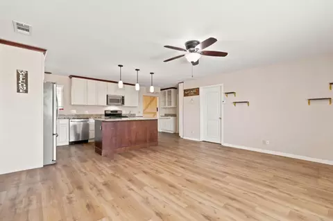 Living - 521 Oregon St, Manteca, CA 95337 photo 2 of 4