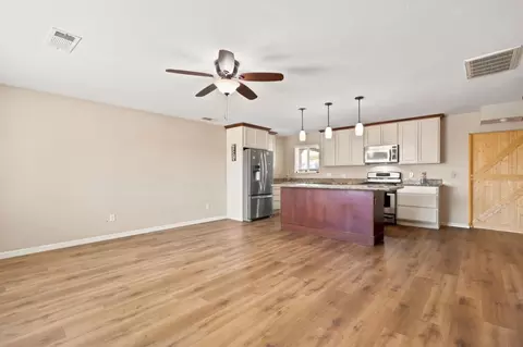 Living - 521 Oregon St, Manteca, CA 95337 photo 1 of 4