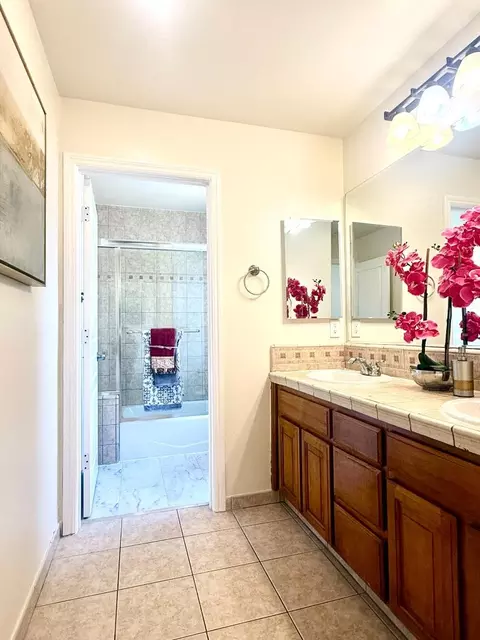 Bath - Creekside Ct, Gilroy, CA 95020 photo 4 of 4