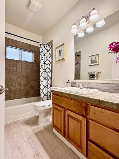 Bath - Creekside Ct, Gilroy, CA 95020 photo 2 of 4