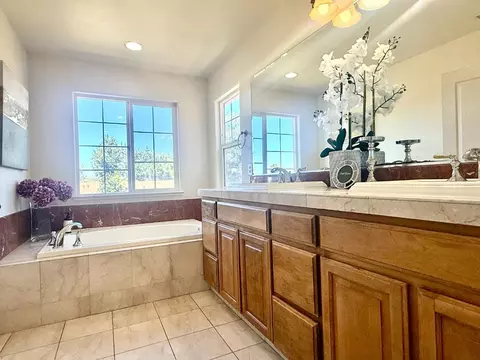 Bath - Creekside Ct, Gilroy, CA 95020 photo 1 of 4