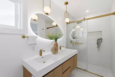 Bath - 141 Rishell Dr, Oakland, CA 94619 photo 1 of 3