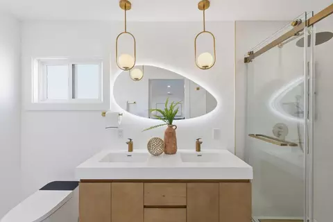 Bath - 141 Rishell Dr, Oakland, CA 94619 photo 2 of 3
