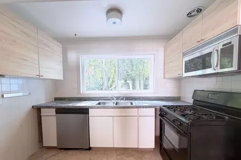 Kitchen - 652 Rockaway Beach Ave, Pacifica, CA 94044 photo 1 of 2