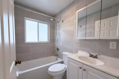 Bath - 652 Rockaway Beach Ave, Pacifica, CA 94044 photo 1 of 1