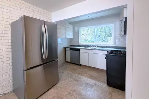 Kitchen - 652 Rockaway Beach Ave, Pacifica, CA 94044 photo 2 of 2
