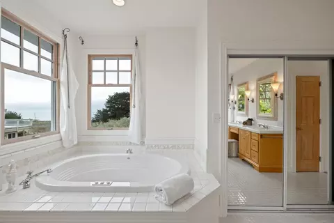 Bath - 2 Alameda Ave, Half Moon Bay, CA 94019 photo 4 of 6