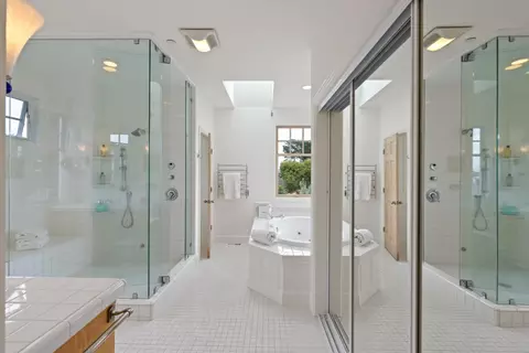 Bath - 2 Alameda Ave, Half Moon Bay, CA 94019 photo 2 of 6