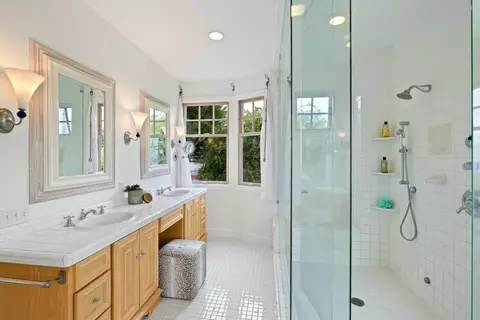 Bath - 2 Alameda Ave, Half Moon Bay, CA 94019 photo 3 of 6
