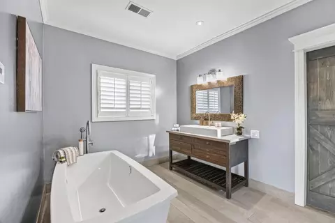 Bath - 7790 Filice Dr, Gilroy, CA 95020 photo 1 of 6