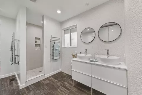 Bath - 7790 Filice Dr, Gilroy, CA 95020 photo 5 of 6