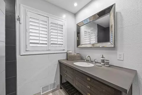 Bath - 7790 Filice Dr, Gilroy, CA 95020 photo 4 of 6