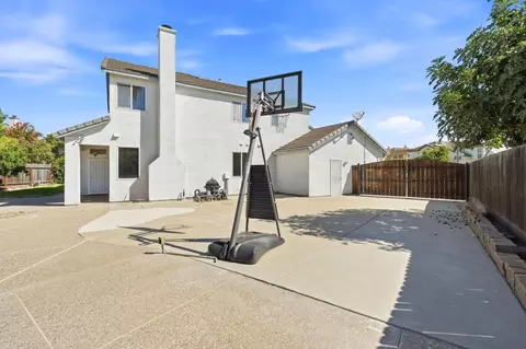 Exterior - 1901 Lauritson Ln, Manteca, CA 95336 photo 10 of 11