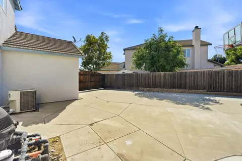 Exterior - 1901 Lauritson Ln, Manteca, CA 95336 photo 9 of 11