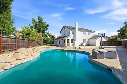 Exterior - 1901 Lauritson Ln, Manteca, CA 95336 photo 8 of 11