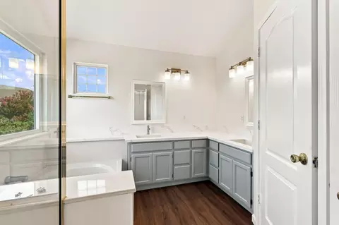 Bath - 1901 Lauritson Ln, Manteca, CA 95336 photo 2 of 6