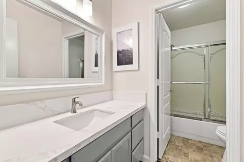Bath - 1901 Lauritson Ln, Manteca, CA 95336 photo 5 of 6
