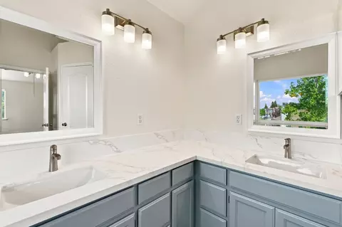 Bath - 1901 Lauritson Ln, Manteca, CA 95336 photo 3 of 6