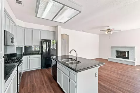 Kitchen - 1901 Lauritson Ln, Manteca, CA 95336 photo 2 of 3