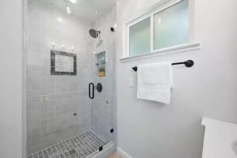 Bath - 190 E Middlefield Rd, Mountain View, CA 94043 photo 3 of 4
