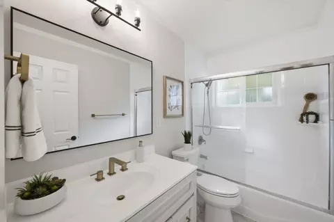 Bath - 190 E Middlefield Rd, Mountain View, CA 94043 photo 1 of 4